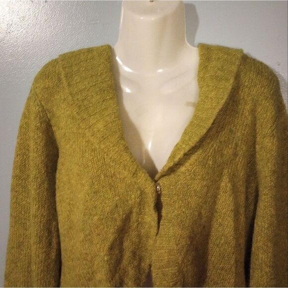 Cropped bright olive green acrylic sweater with hidden front button - Picture 12 of 12